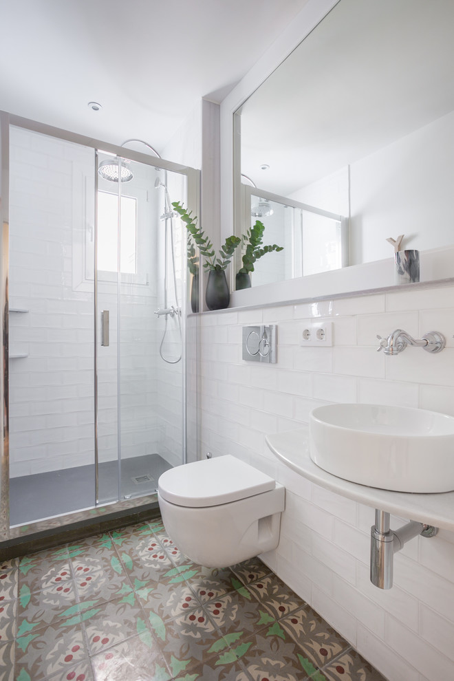 Imagen de cuarto de baño escandinavo pequeño con ducha a ras de suelo, aseo y ducha y ducha con puerta corredera