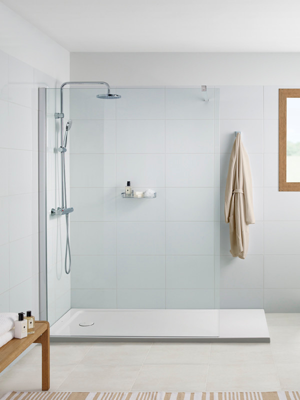 Inspiration pour une salle de bain design avec des carreaux de céramique, un mur blanc et un sol beige.