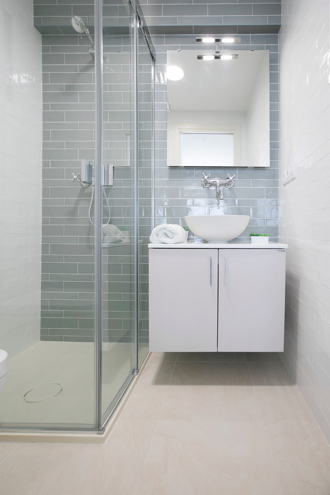 Стильный дизайн: ванная комната среднего размера в морском стиле с плоскими фасадами, белыми фасадами, угловым душем, душевой кабиной и настольной раковиной - последний тренд