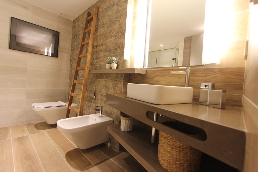 На фото: большая главная ванная комната в современном стиле