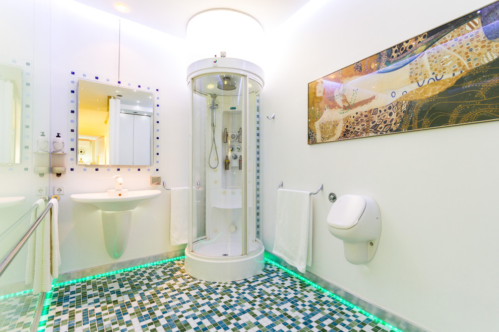 Стильный дизайн: ванная комната среднего размера в современном стиле с угловым душем, писсуаром, белыми стенами, полом из керамической плитки, душевой кабиной и подвесной раковиной - последний тренд