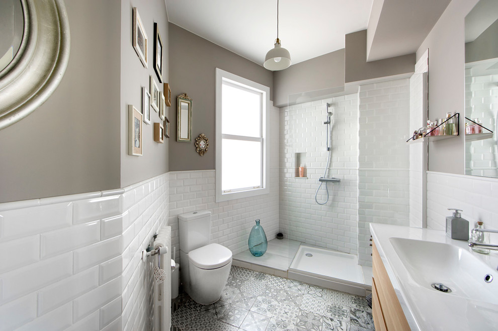Идея дизайна: ванная комната среднего размера в современном стиле с плоскими фасадами, светлыми деревянными фасадами, душем в нише, раздельным унитазом, белой плиткой, плиткой кабанчик, серыми стенами, душевой кабиной, монолитной раковиной, разноцветным полом и открытым душем