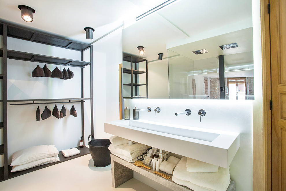 Mittelgroßes Modernes Duschbad mit offenen Schränken, bodengleicher Dusche, weißer Wandfarbe, Trogwaschbecken und weißen Schränken in Barcelona