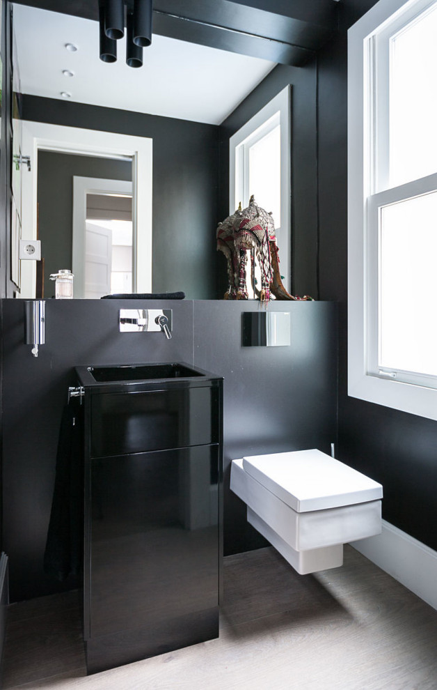Пример оригинального дизайна: ванная комната среднего размера в современном стиле с черными фасадами, черной плиткой, черными стенами, душевой кабиной, врезной раковиной, серым полом, черной столешницей, тумбой под одну раковину и напольной тумбой