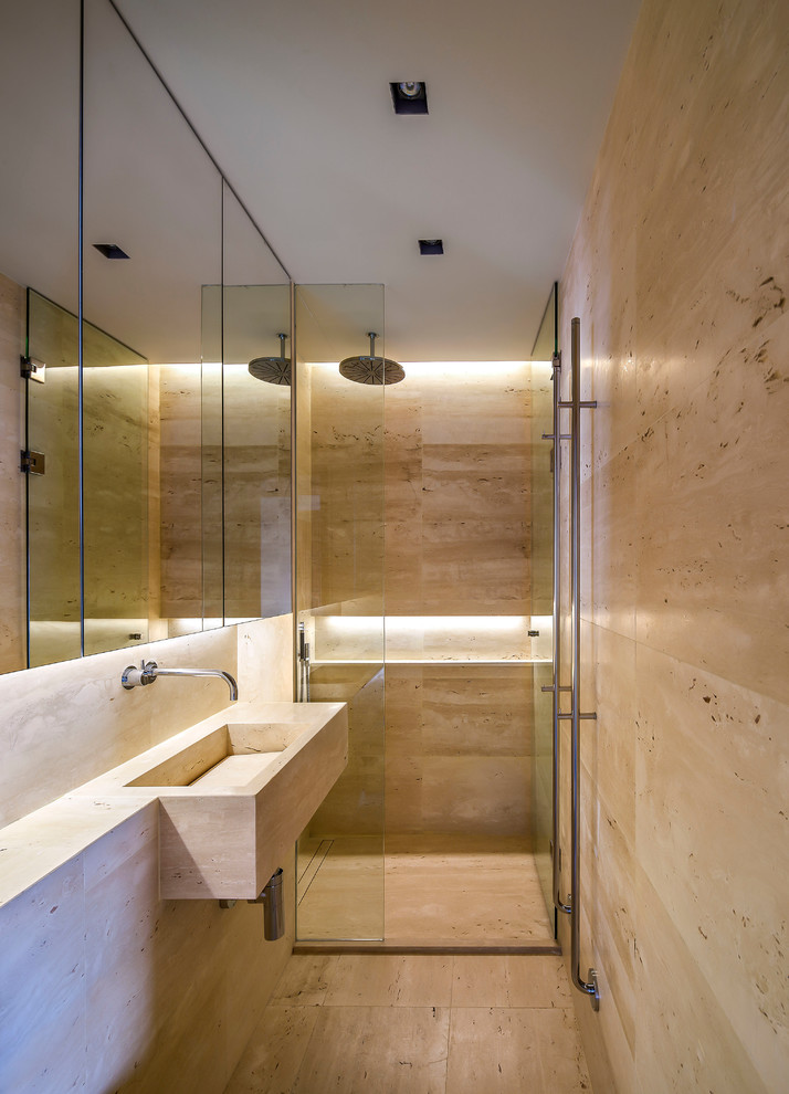 Bild på ett mellanstort funkis en-suite badrum, med en kantlös dusch, ett integrerad handfat, marmorbänkskiva, beige väggar och dusch med gångjärnsdörr