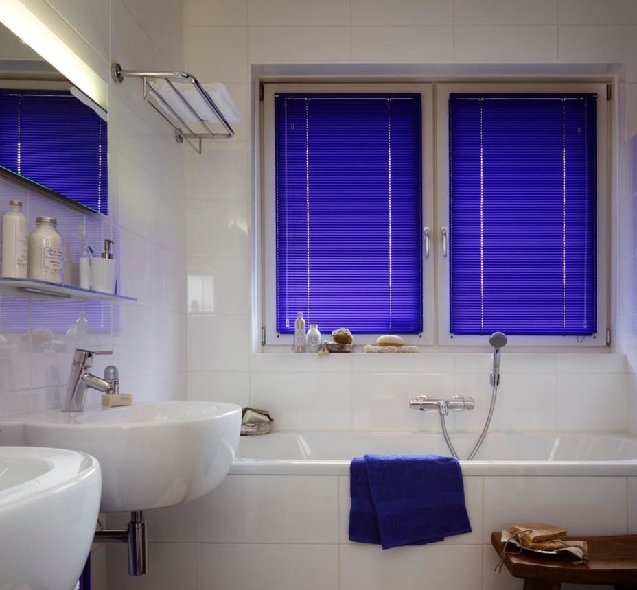 Imagen de cuarto de baño principal clásico renovado de tamaño medio con bañera empotrada, combinación de ducha y bañera, paredes blancas y lavabo suspendido