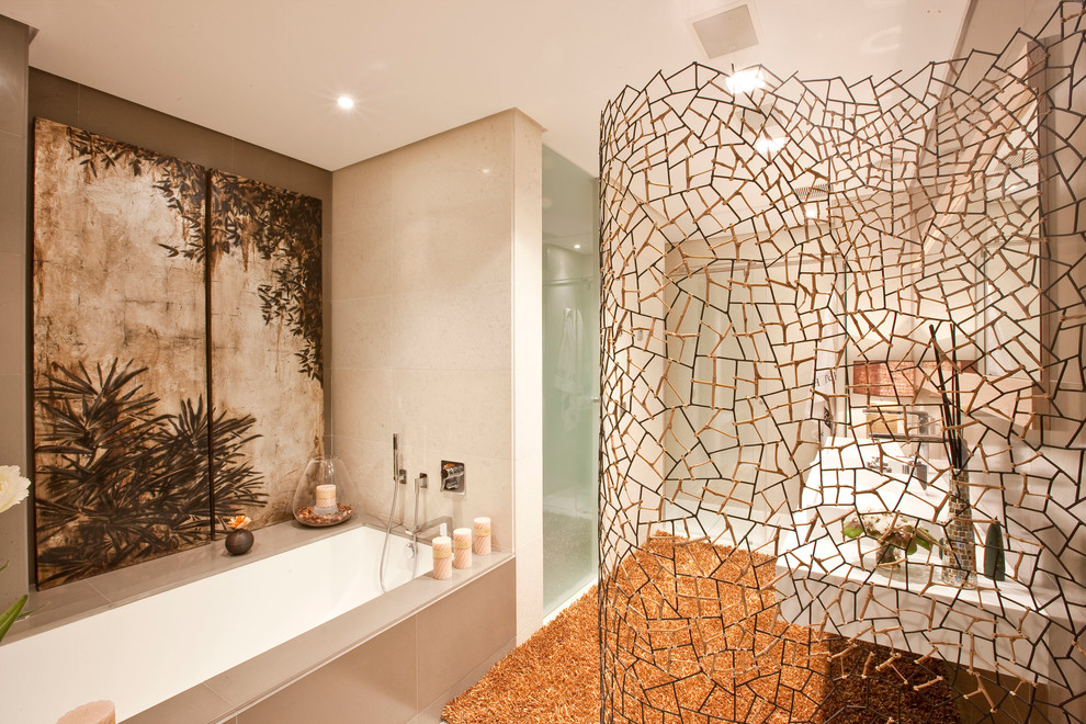 Imagen de cuarto de baño principal contemporáneo de tamaño medio con bañera empotrada, combinación de ducha y bañera, paredes beige y lavabo suspendido