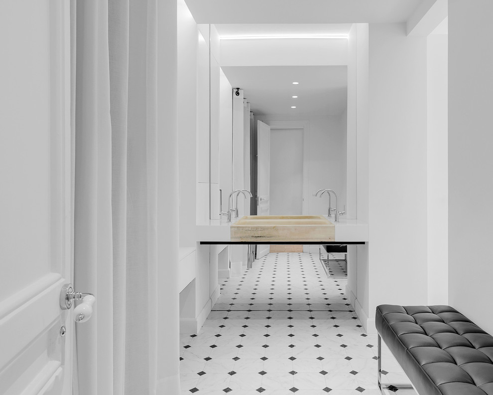 Foto på ett mellanstort funkis badrum, med vita väggar, ett avlångt handfat och flerfärgat golv