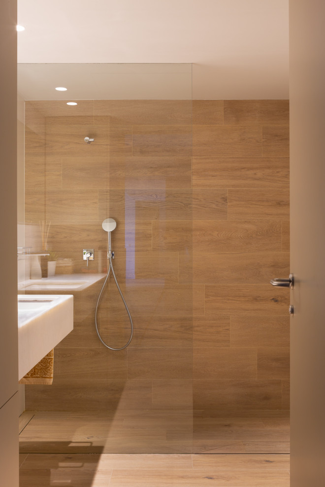 Inredning av ett modernt mellanstort badrum med dusch, med öppna hyllor, vita skåp, en öppen dusch, mellanmörkt trägolv, ett integrerad handfat och marmorbänkskiva