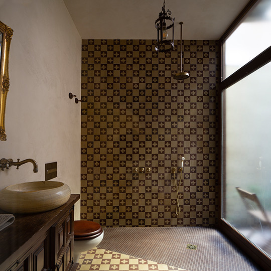 Rustik inredning av ett mellanstort en-suite badrum, med möbel-liknande, en öppen dusch, en toalettstol med hel cisternkåpa, brun kakel, keramikplattor, vita väggar, klinkergolv i keramik, ett fristående handfat, brunt golv och med dusch som är öppen