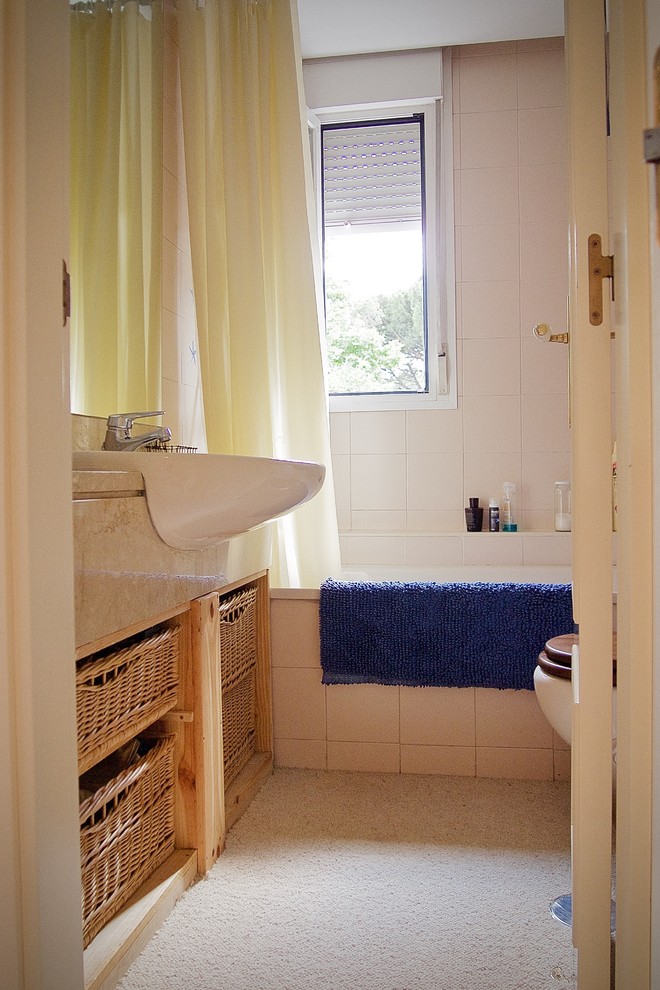 Foto di una piccola stanza da bagno per bambini bohémian con vasca ad alcova, vasca/doccia, WC monopezzo, piastrelle beige, piastrelle in ceramica, pareti beige, lavabo rettangolare, top in marmo, pavimento beige, doccia con tenda e top beige