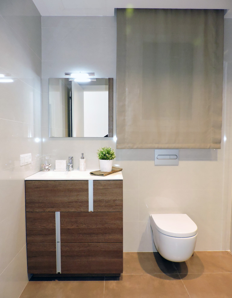 Ejemplo de cuarto de baño actual de tamaño medio con ducha a ras de suelo, sanitario de pared, baldosas y/o azulejos beige, paredes beige, aseo y ducha y lavabo integrado