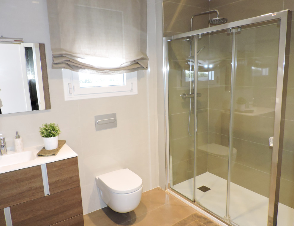 Idee per una stanza da bagno con doccia contemporanea di medie dimensioni con doccia a filo pavimento, WC sospeso, piastrelle beige, pareti beige e lavabo integrato
