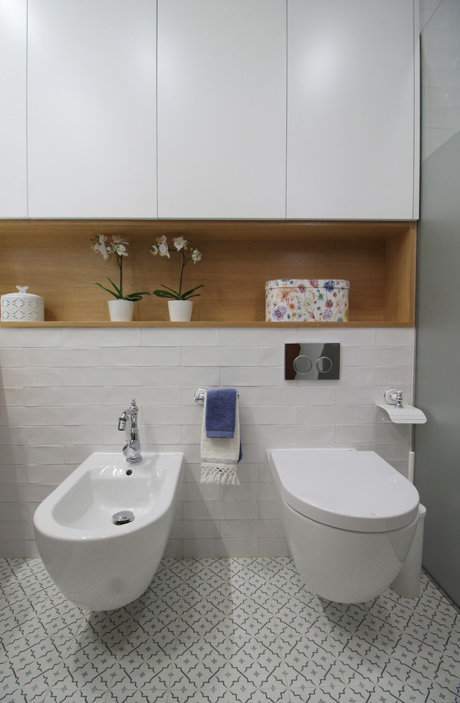 Esempio di una stanza da bagno padronale contemporanea di medie dimensioni con ante lisce, WC sospeso, pareti bianche, pavimento blu, ante in legno chiaro, piastrelle blu, piastrelle a mosaico, doccia ad angolo, lavabo da incasso e pavimento con piastrelle a mosaico