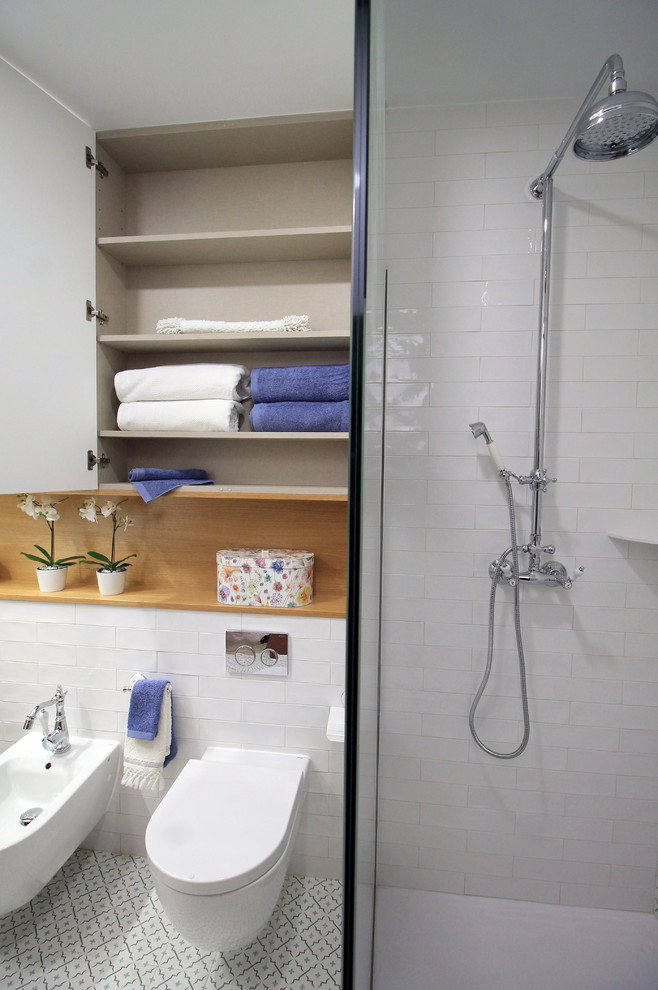 Inspiration för ett mellanstort funkis en-suite badrum, med släta luckor, vita skåp, en vägghängd toalettstol, vita väggar, blått golv, blå kakel, mosaik, en hörndusch, ett nedsänkt handfat och mosaikgolv