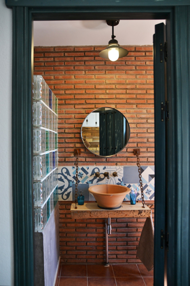Пример оригинального дизайна: ванная комната среднего размера в современном стиле с открытыми фасадами, душем в нише, синей плиткой, серой плиткой, белой плиткой, оранжевыми стенами, полом из терракотовой плитки, душевой кабиной, настольной раковиной, столешницей из дерева, оранжевым полом, открытым душем и бежевой столешницей