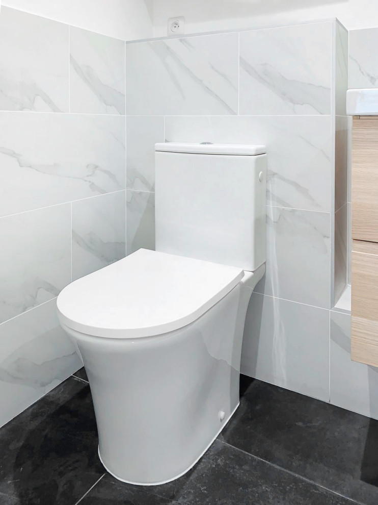 Cette image montre une petite salle d'eau design avec meuble-lavabo suspendu.