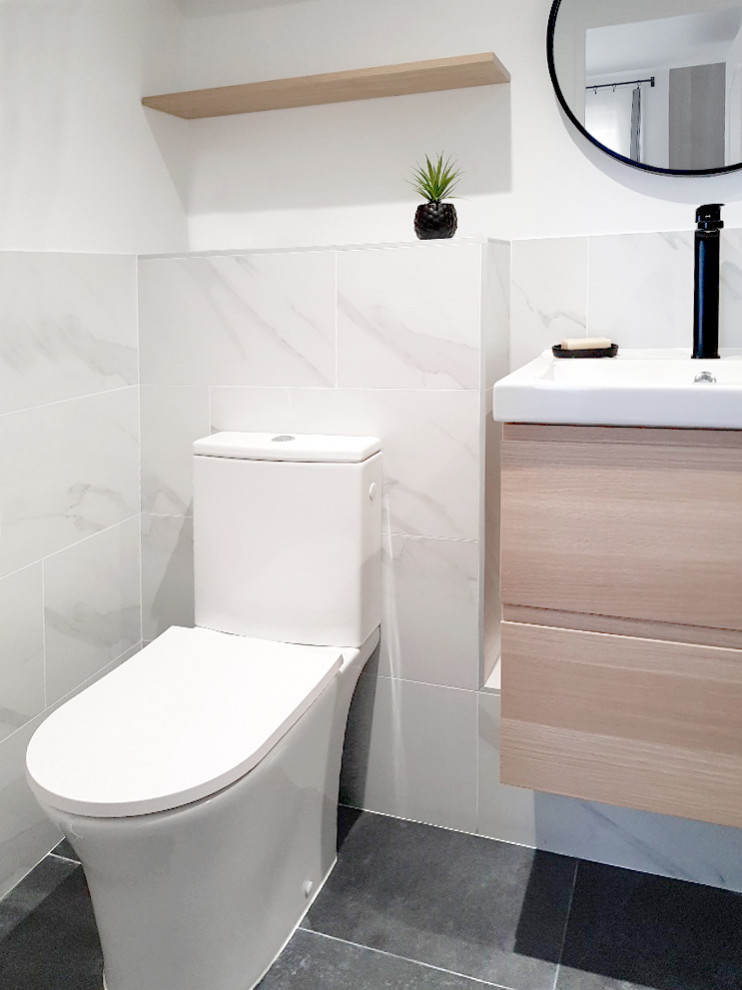 Idées déco pour une petite salle d'eau contemporaine avec meuble-lavabo suspendu.