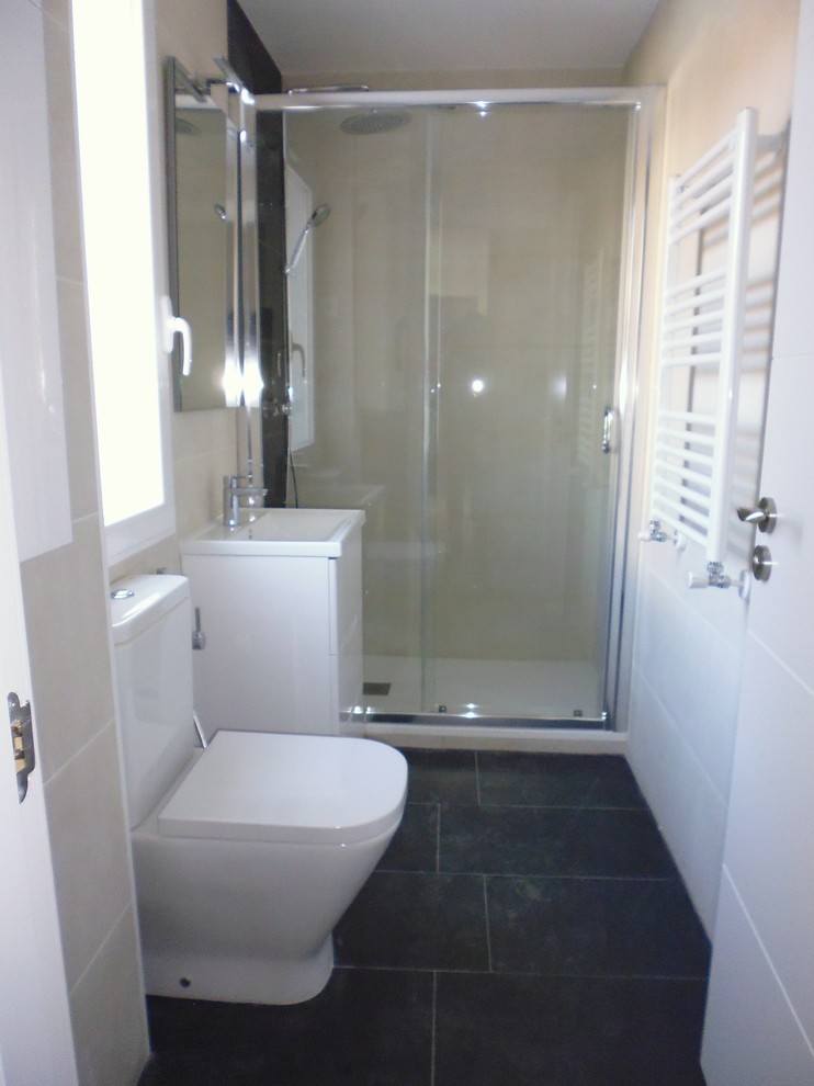 Small classic shower room bathroom in Madrid with flat-panel cabinets, white cabinets, an alcove shower, a two-piece toilet and an integrated sink.