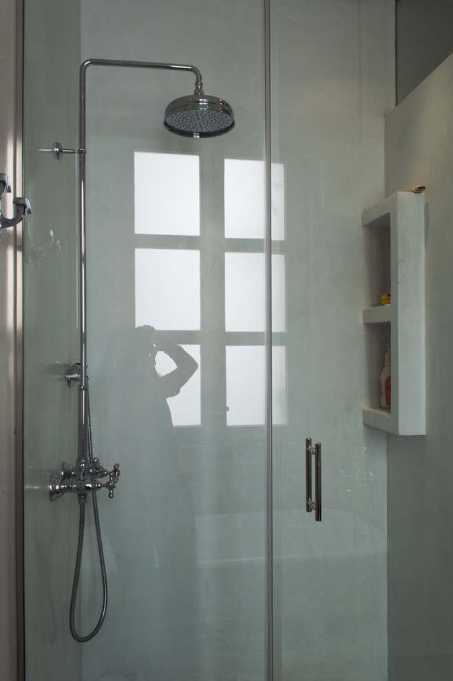 Diseño de cuarto de baño actual con microcemento