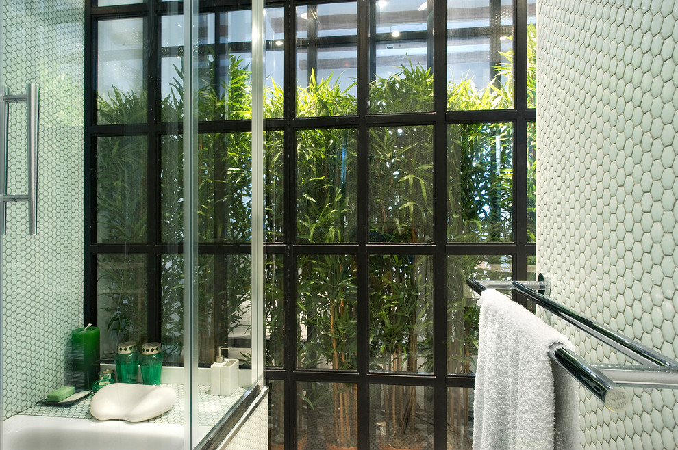 Mittelgroßes Skandinavisches Badezimmer En Suite mit weißen Fliesen, Mosaikfliesen, Mosaik-Bodenfliesen und weißem Boden in Barcelona