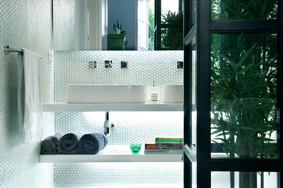 Foto de cuarto de baño principal escandinavo de tamaño medio con baldosas y/o azulejos blancos, baldosas y/o azulejos en mosaico, suelo con mosaicos de baldosas y suelo blanco