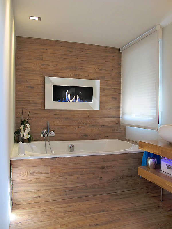 Idéer för ett mellanstort modernt en-suite badrum, med öppna hyllor, skåp i mellenmörkt trä, ett badkar i en alkov, en dusch/badkar-kombination, vita väggar, mellanmörkt trägolv, ett fristående handfat och träbänkskiva