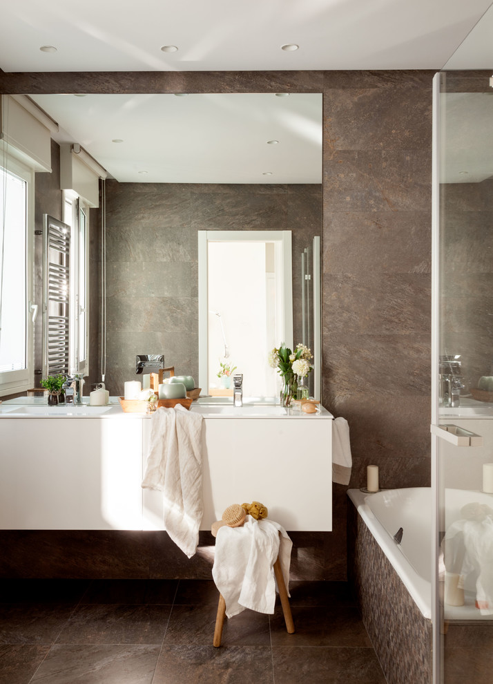 На фото: главная ванная комната среднего размера в современном стиле с плоскими фасадами, белыми фасадами, керамической плиткой, накладной ванной, коричневой плиткой, коричневыми стенами, врезной раковиной, коричневым полом, душем с распашными дверями и белой столешницей с