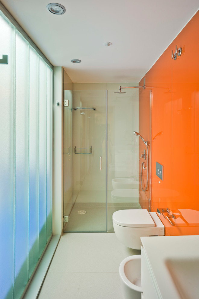 Idee per una stanza da bagno con doccia minimal di medie dimensioni con doccia alcova, WC sospeso, pareti arancioni e pavimento con piastrelle in ceramica