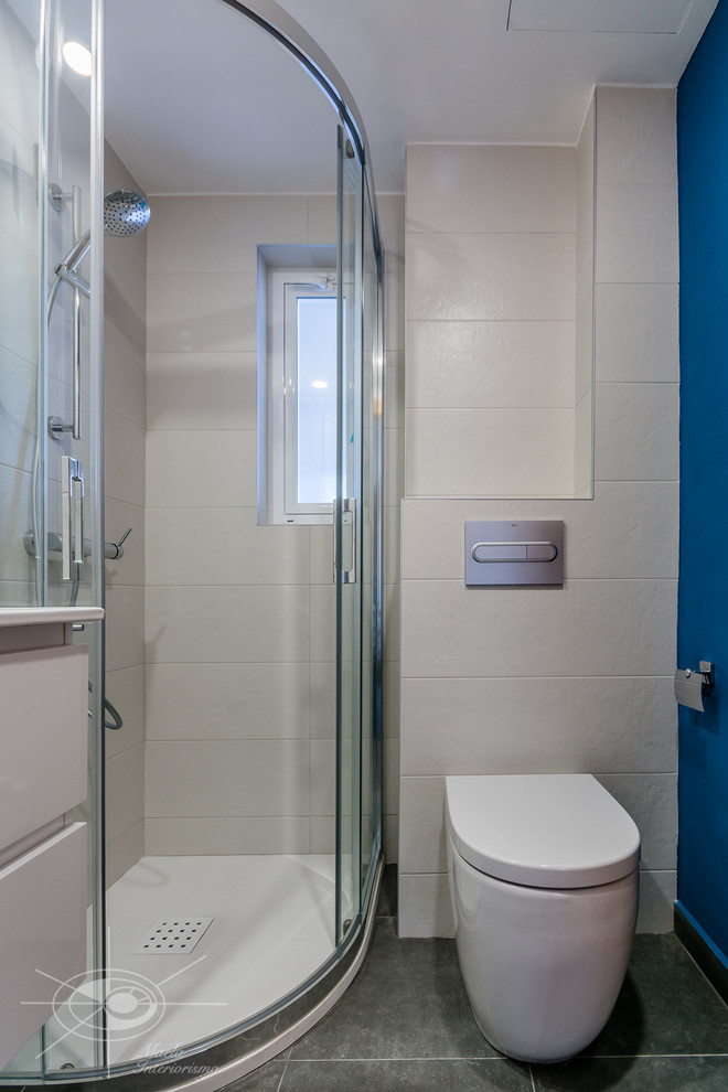Свежая идея для дизайна: главная ванная комната среднего размера в современном стиле с открытым душем, биде, полом из керамогранита, подвесной раковиной, серым полом и душем с раздвижными дверями - отличное фото интерьера