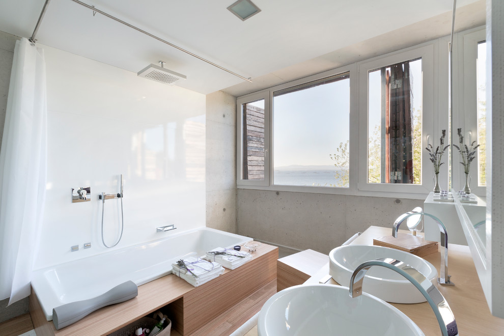 Exempel på ett stort modernt en-suite badrum, med släta luckor, vit kakel, vita väggar, ljust trägolv och träbänkskiva