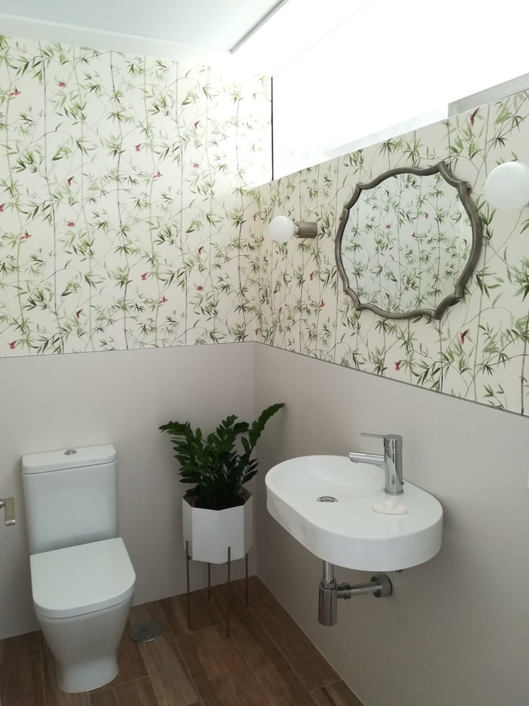 Стильный дизайн: маленький туалет в стиле неоклассика (современная классика) с разноцветной плиткой, полом из керамической плитки, подвесной раковиной и коричневым полом для на участке и в саду - последний тренд