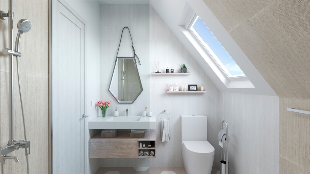 Modern inredning av ett litet vit vitt badrum med dusch, med möbel-liknande, vita skåp, en kantlös dusch, ett urinoar, vit kakel, keramikplattor, klinkergolv i keramik, ett integrerad handfat, beiget golv och med dusch som är öppen