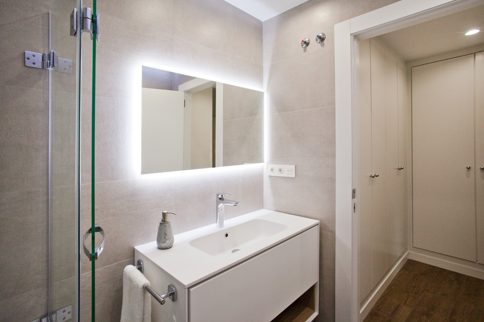 Modelo de cuarto de baño principal pequeño con bañera encastrada y baldosas y/o azulejos grises