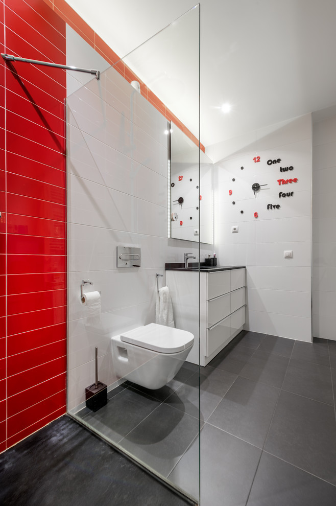 Large contemporary ensuite bathroom in Madrid with flat-panel cabinets, white cabinets, a built-in bath, a walk-in shower, black and white tiles, ceramic tiles and engineered stone worktops.