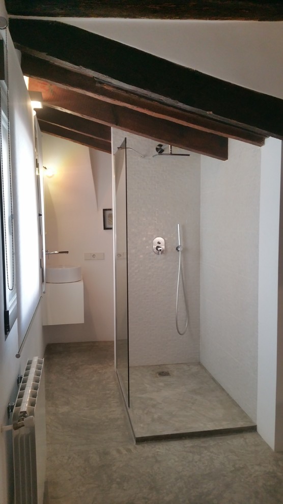 Inspiration pour une salle d'eau méditerranéenne de taille moyenne avec une douche d'angle, un mur blanc, sol en béton ciré et une vasque.
