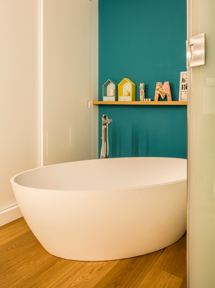 Idee per una stanza da bagno con doccia di medie dimensioni con vasca freestanding, doccia a filo pavimento, pareti blu, parquet chiaro, lavabo sottopiano e porta doccia scorrevole