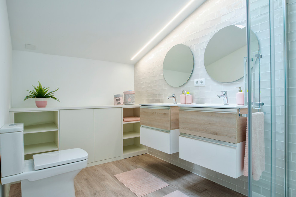 Пример оригинального дизайна: детская ванная комната в современном стиле с плоскими фасадами, светлыми деревянными фасадами, раздельным унитазом, белой плиткой, белыми стенами, светлым паркетным полом, накладной раковиной, бежевым полом и белой столешницей