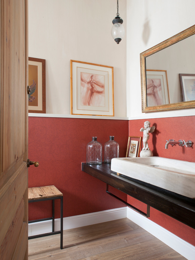 Mittelgroßes Klassisches Badezimmer mit roter Wandfarbe, hellem Holzboden und beigem Boden in Barcelona