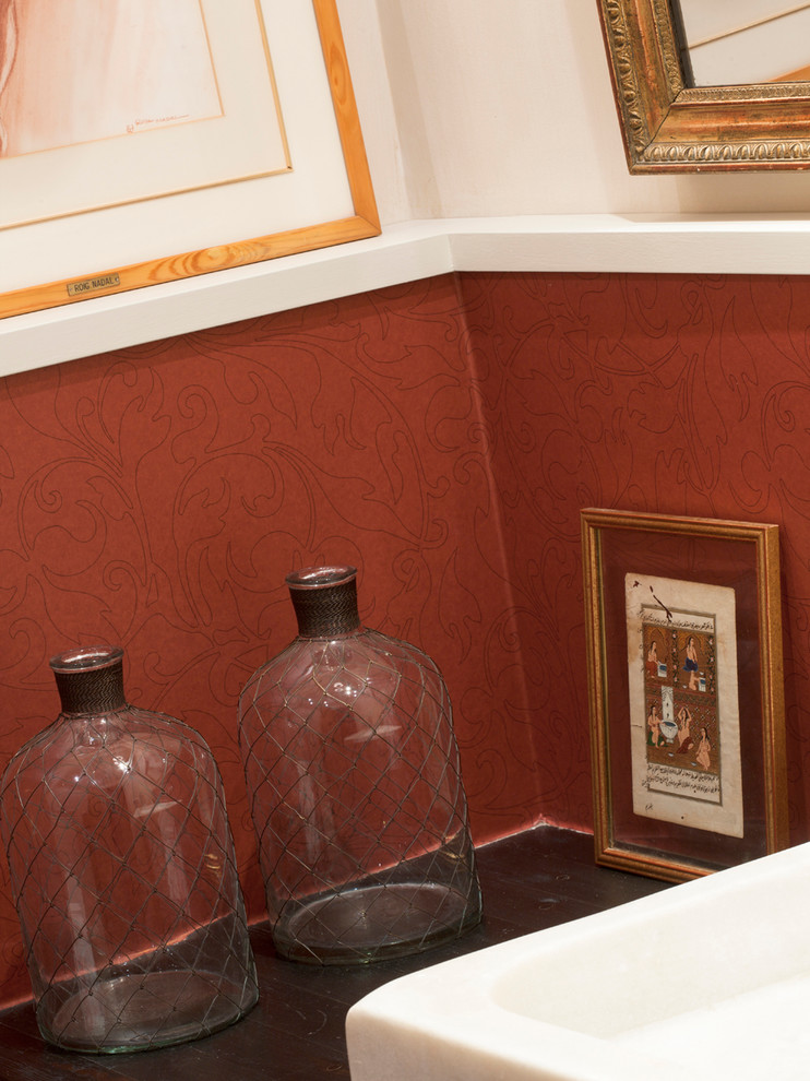 Cette photo montre une salle de bain chic de taille moyenne avec un mur rouge, parquet clair et un sol beige.