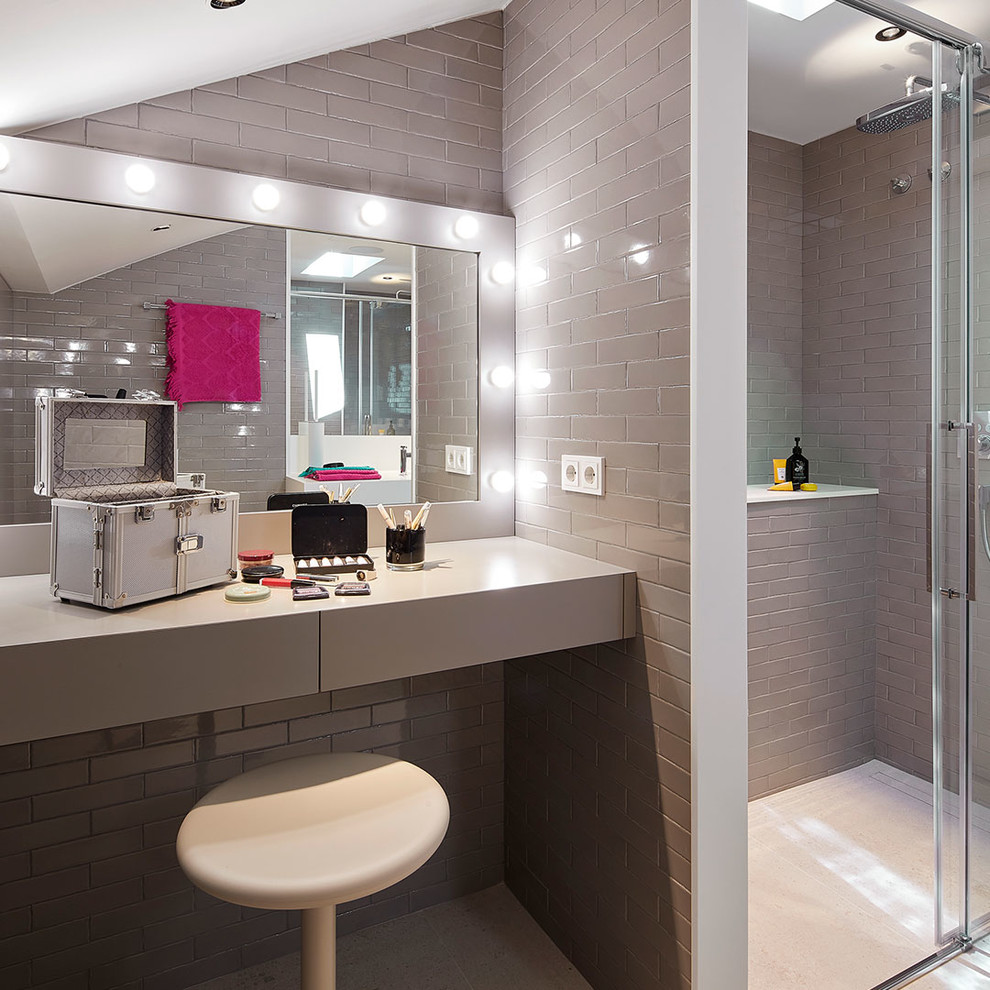 Идея дизайна: ванная комната в современном стиле с душем без бортиков, серой плиткой, серыми стенами, белым полом, душем с раздвижными дверями и серой столешницей