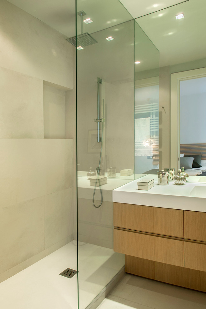 Foto di una stanza da bagno con doccia scandinava di medie dimensioni con ante lisce, ante in legno scuro, doccia aperta, pareti beige e lavabo integrato