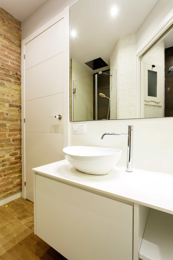 Foto di una stanza da bagno con doccia industriale di medie dimensioni con ante lisce, ante bianche, doccia alcova, pareti bianche, pavimento in legno massello medio e lavabo a bacinella