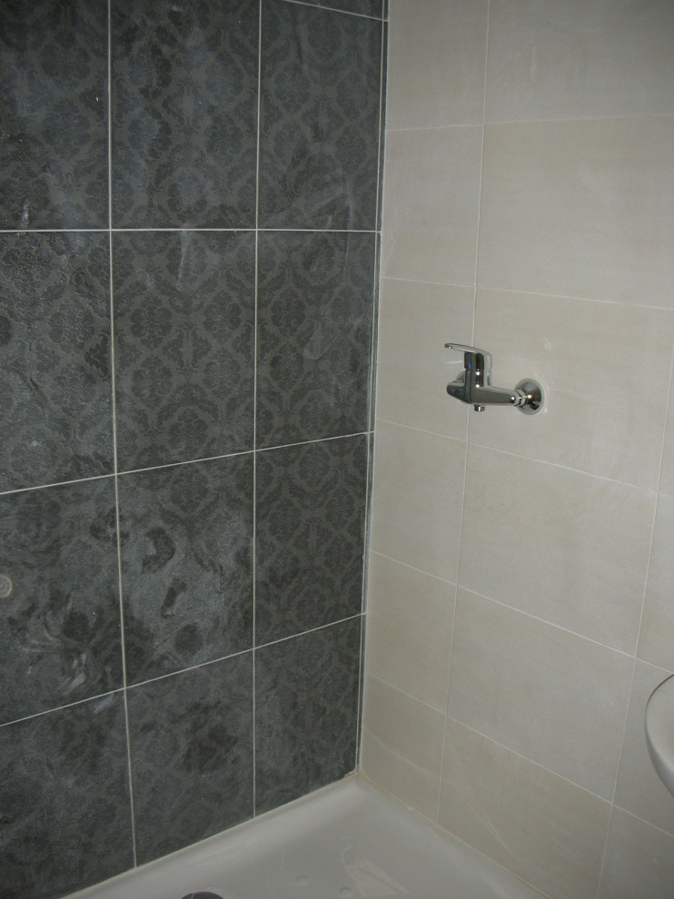 Idéer för ett litet modernt en-suite badrum, med vita skåp, en dusch i en alkov, en bidé, svart kakel, keramikplattor, svarta väggar, klinkergolv i keramik, ett piedestal handfat och svart golv