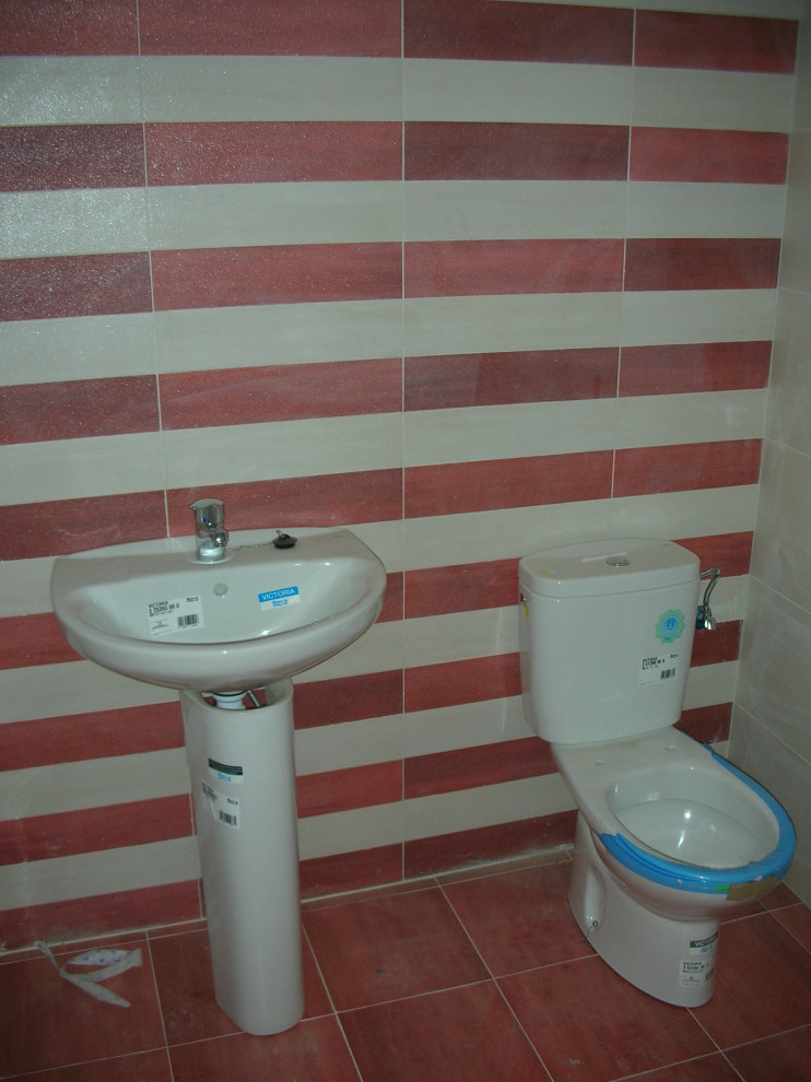 Idéer för små funkis en-suite badrum, med vita skåp, ett badkar i en alkov, en bidé, röd kakel, keramikplattor, röda väggar, klinkergolv i keramik, ett piedestal handfat och rött golv