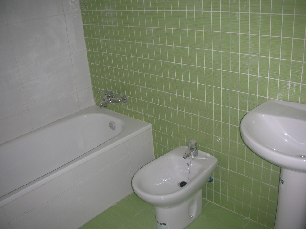 Exempel på ett mellanstort modernt en-suite badrum, med vita skåp, ett platsbyggt badkar, en bidé, grön kakel, keramikplattor, rosa väggar, klinkergolv i keramik, ett piedestal handfat och grönt golv