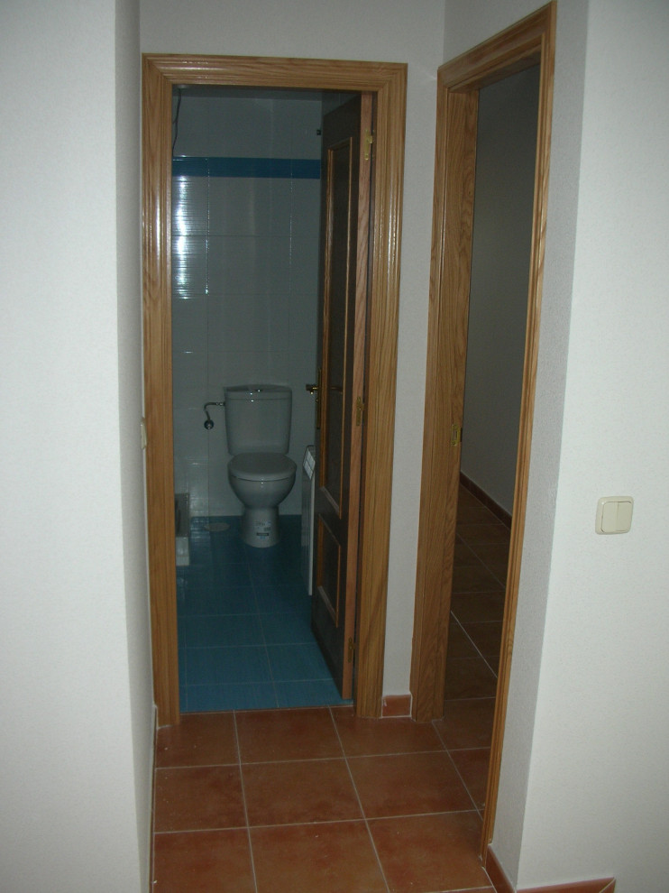 Cette photo montre une salle de bain principale moderne de taille moyenne avec des portes de placard blanches, une douche d'angle, un bidet, un carrelage bleu, des carreaux de céramique, un mur bleu, un sol en carrelage de céramique, un lavabo de ferme, un sol bleu, aucune cabine, meuble simple vasque et meuble-lavabo sur pied.