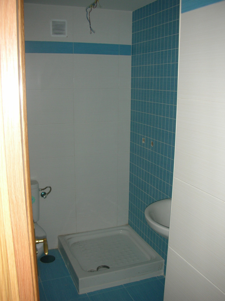 Ejemplo de cuarto de baño principal, único y de pie moderno de tamaño medio con puertas de armario blancas, ducha esquinera, bidé, baldosas y/o azulejos azules, baldosas y/o azulejos de cerámica, paredes azules, suelo de baldosas de cerámica, lavabo con pedestal, suelo azul y ducha abierta