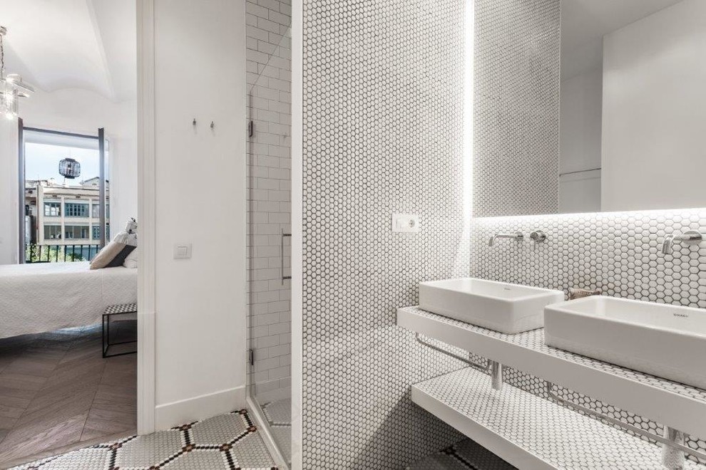 Skandinavisches Badezimmer mit weißen Fliesen, Mosaikfliesen, Mosaik-Bodenfliesen und weißem Boden in Barcelona