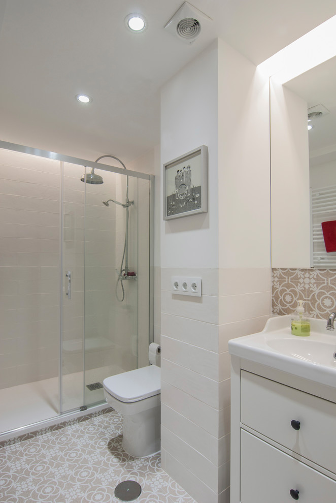 This is an example of a small shabby-chic style shower room bathroom in Madrid with freestanding cabinets, white cabinets, a built-in shower, beige tiles, ceramic tiles, white walls, ceramic flooring, a built-in sink, tiled worktops, beige floors, a sliding door and white worktops.